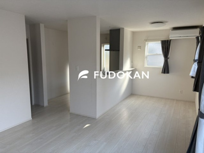 【居間・リビング】 | 天童市柏木町２丁目【中古住宅】 | リビングは広々です。家族の団欒の場として家庭を包みます。