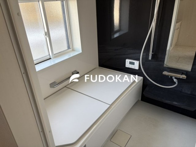 【浴室】 | 天童市柏木町２丁目【中古住宅】 | 広々浴室は、ゆったりとくつろいで疲れを癒す空間です。