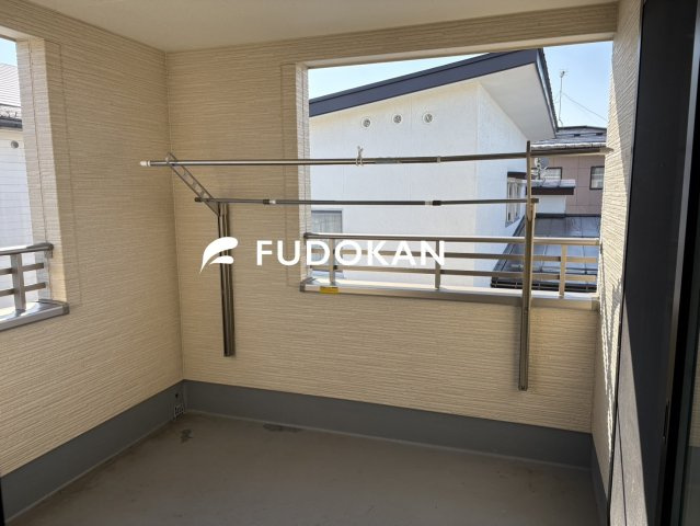 天童市柏木町２丁目【中古住宅】のバルコニー|洗濯は外干ししたいけど、外の目やお天気が気になる方注目です。