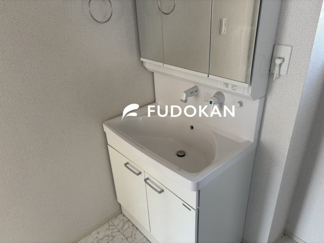 天童市柏木町２丁目【中古住宅】の独立洗面台|三面鏡の洗面台は、スタイリッシュなだけでなく収納力もあります。