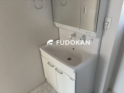 【独立洗面台】 | 天童市柏木町２丁目【中古住宅】 | 三面鏡の洗面台は、スタイリッシュなだけでなく収納力もあります。