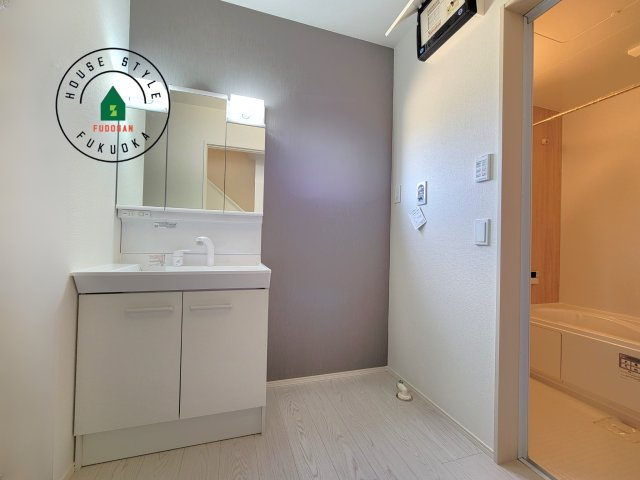 福岡市東区和白東4丁目第3-1棟（1号棟）の内観：施工例|ゆとりの洗面スペースで朝の身支度もスムーズに。暮らしを快適に変えるシャワー付洗面台です！