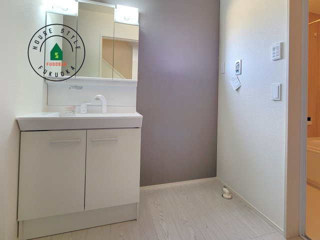 福岡市東区和白東4丁目第3-1棟（1号棟）の内観：施工例|毎日使うものだから清潔な空間を保ちたい水回り。洗面にはそんな願いを解消させてくれる収納アイデアが満載です。三面鏡の裏側にはキャビネットが現れ小物から背の高い物まで収納できます。