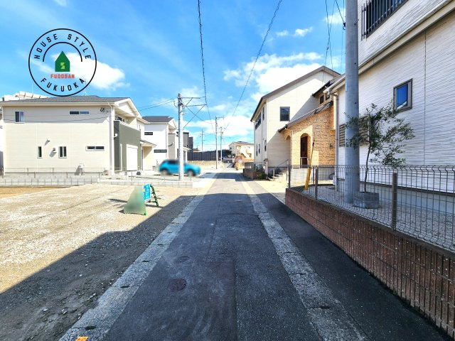 福岡市東区和白東4丁目第3-1棟（1号棟）の前面道路含む現地写真|前面道路は閑静な住宅地をはしる車通りの少ない道路。お車の出し入れが苦手なママや小さなお子様にも安心ですね。しっかり舗装もされているので、ベビーカーや自転車で通っても快適に通行できます。
