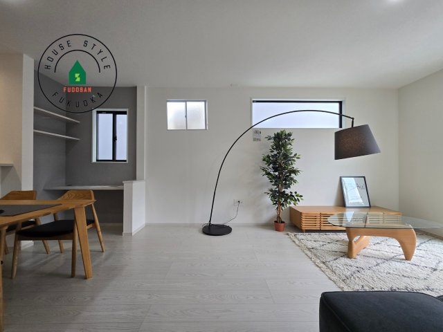 福岡市東区和白東4丁目第3-1棟（1号棟）の内観：施工例|ご家族を近くに感じられる対面キッチンのLDK。会話もはずみそうですね。