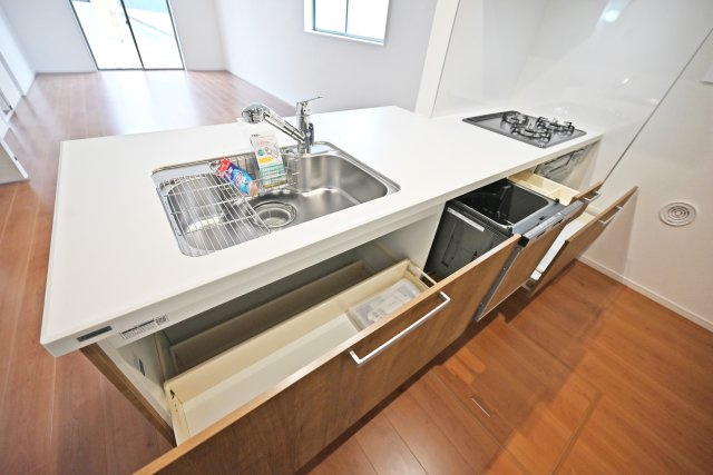 テラシエ小浜4丁目新築一戸建て│4LDK＋並列駐車2台可のキッチン|キッチンシンク下には大きな収納スペース有り。大きなお鍋やフライパンのような調理器具もスッポリ入ります。又、食後の片づけも食洗機があるから楽々です。