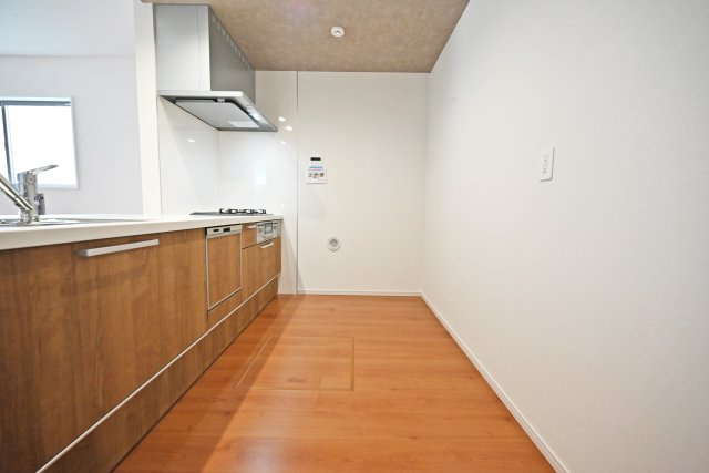 テラシエ小浜4丁目新築一戸建て│4LDK＋並列駐車2台可のキッチン|キッチンスペースは食器棚や冷蔵庫を設置しても余裕の広さ。お料理中でも人がすれ違えます。