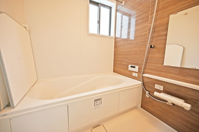 テラシエ小浜4丁目新築一戸建て│4LDK＋並列駐車2台可の浴室|足を伸ばしてゆっくりできる浴室は、一日の疲れを癒してくれます。