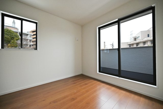 テラシエ小浜4丁目新築一戸建て│4LDK＋並列駐車2台可の洋室|主寝室想定の洋室8.5帖。バルコニーに面しており、ウォークインクローゼット付のお部屋です。