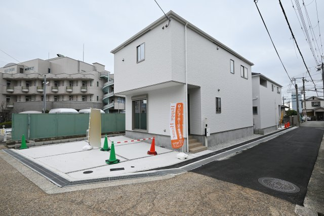 テラシエ小浜4丁目新築一戸建て│4LDK＋並列駐車2台可の外観|並列駐車2台可、2棟現場どちらも完成済みですのでいつでも見学して頂けます。見学をご希望の方はお気軽にお問い合わせ下さい。