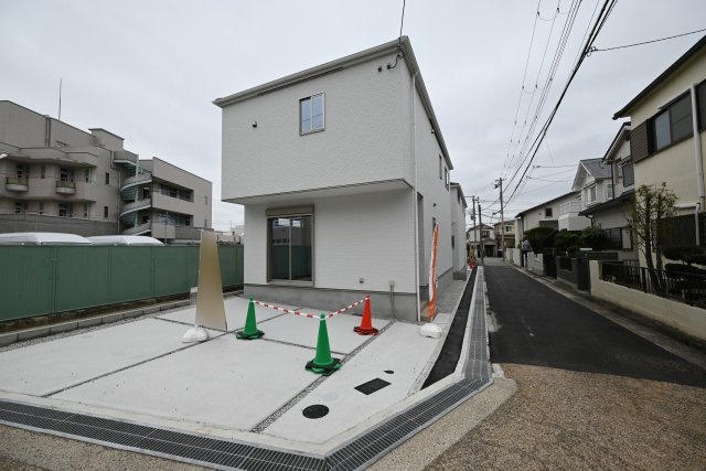 テラシエ小浜4丁目新築一戸建て│4LDK＋並列駐車2台可の外観|完成済みですのでいつでも室内を見学して頂けます。見学をご希望の方はお気軽にお問い合わせ下さい。