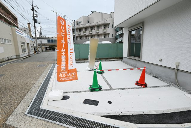 テラシエ小浜4丁目新築一戸建て│4LDK＋並列駐車2台可の駐車場|並列駐車2台可の駐車スペース。