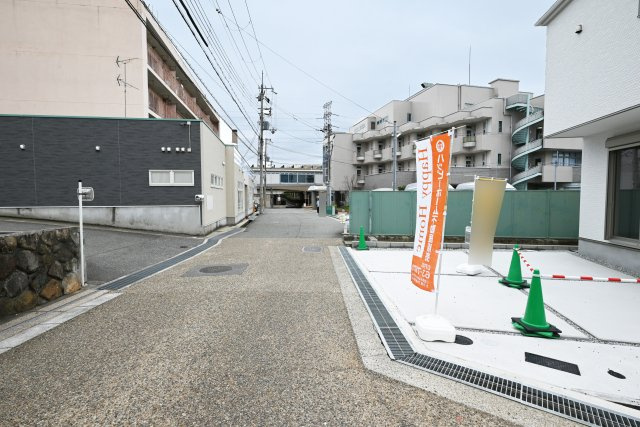 テラシエ小浜4丁目新築一戸建て│4LDK＋並列駐車2台可の前面道路含む現地写真|北側公道、幅員4.6ｍ