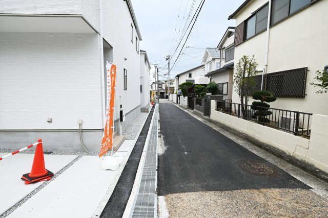 テラシエ小浜4丁目新築一戸建て│4LDK＋並列駐車2台可の前面道路含む現地写真|西側公道、幅員4.1ｍ