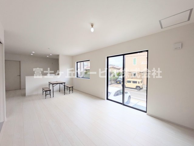 【居間・リビング】 | 浜松市浜名区内野台1丁目 新築一戸建て | リビングダイニングです