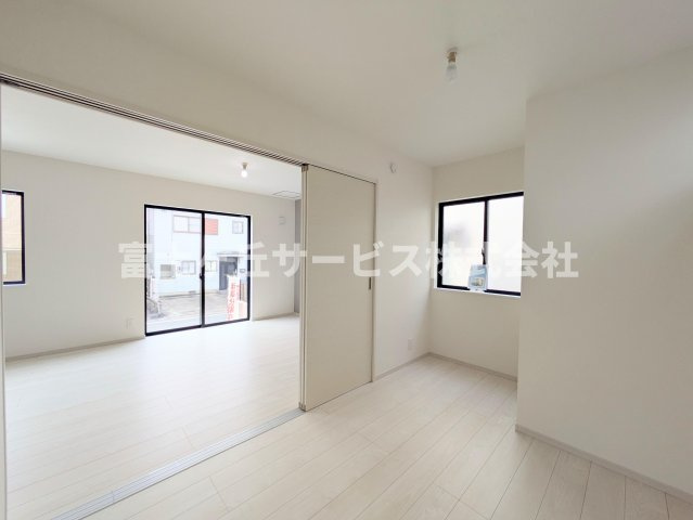 【洋室】 | 浜松市浜名区内野台1丁目 新築一戸建て | リビング横の洋室です