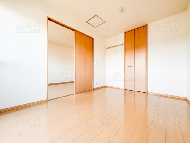 ハウスフリーデⅢの寝室|クローゼット付きの寝室です☆