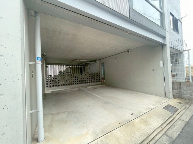 プルメリア西三国1番館の駐車場