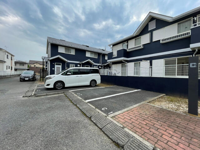 ビレッジくぬぎやまＣ棟の駐車場