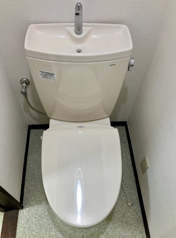 本町戸建のトイレ