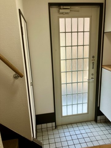 本町戸建の玄関