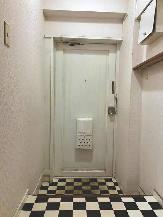 時崎ビルの玄関