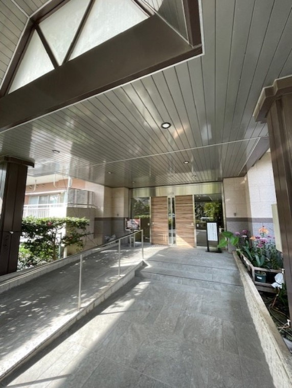 ライオンズマンション南市川のエントランス|落ち着いたエントランスです