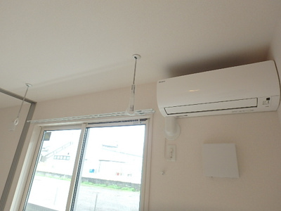 室内物干し・エアコンはリビングに設置されています