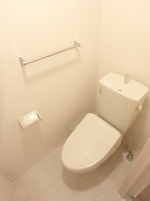 洗浄機能付便座のトイレは上部に棚付