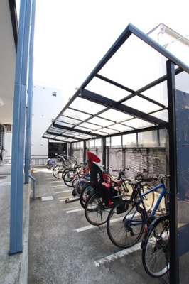 屋根付きの駐輪場完備