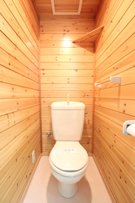 木目調のトイレです