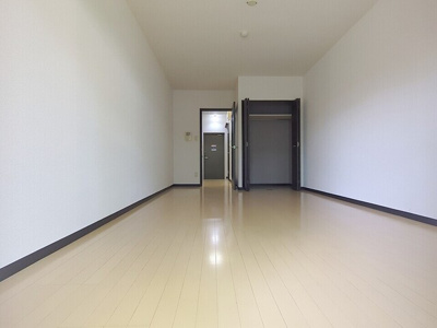 バルコニーから見た9.7帖の洋室