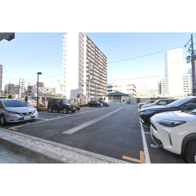 エスリード難波レジデンスの駐車場