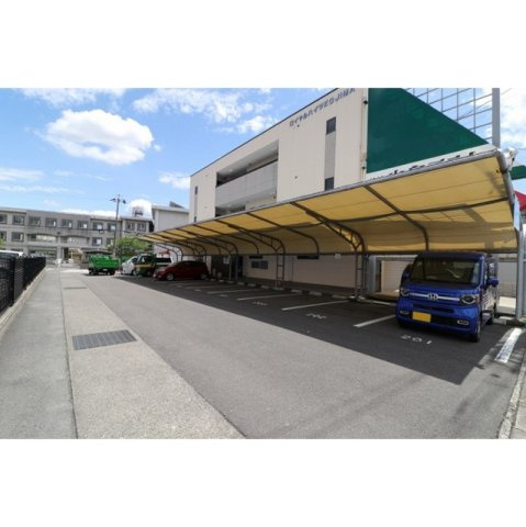 ロイヤルハイツコジマの駐車場