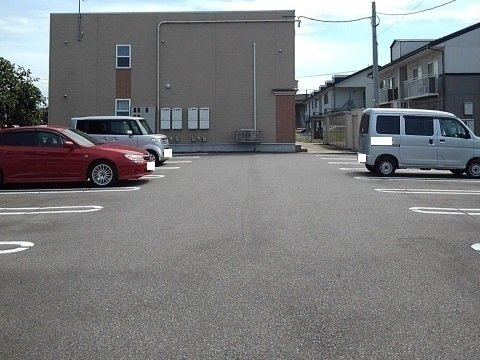 プレシャス　手屋の駐車場|車をお持ちの方に嬉しい駐車場付きの物件です