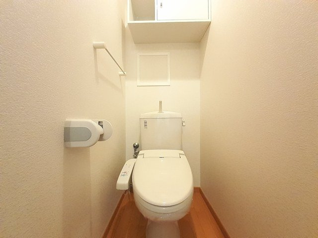 ピュアー・ファミーユＢのトイレ|ゆったりとした空間のトイレです