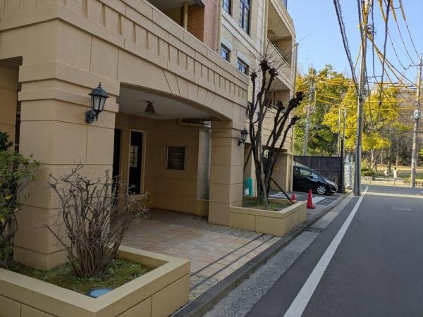 横浜市神奈川区台町の中古マンションのエントランス|明るい印象のエントランスが皆様を迎え入れます。管理体制がしっかりしていることがうかがえる綺麗なエントランスです。