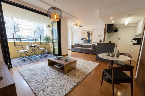 【居間・リビング】 | グランシティ横浜西口 | キッチンからリビングダイニングまで見渡せて、ご家族のコミュニケーションも取りやすい間取りです♪
※CGにて、家具等の配置をしております。なお家具等は販売価格には含まれておりません。