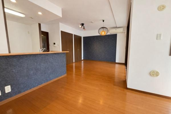 グランシティ横浜西口の居間・リビング|窓からの日差し・風・すべてが心地よくゆったりとした時間を過ごせます♪
