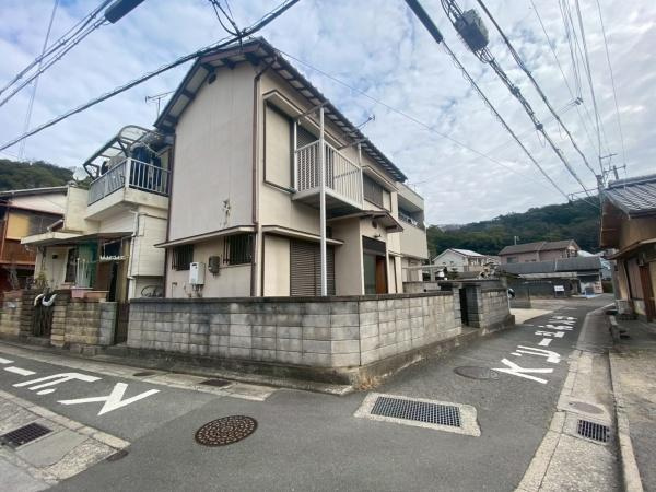 和歌山市和歌浦東１丁目の中古一戸建の前面道路含む現地写真