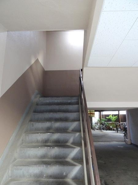 花谷マンションのエントランス|★共用階段★