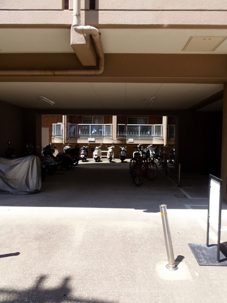 ライオンズマンション大正のエントランス|バイク置場★