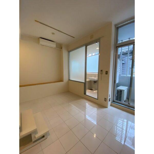 U residence 弁天町　(是空弁天)の洋室