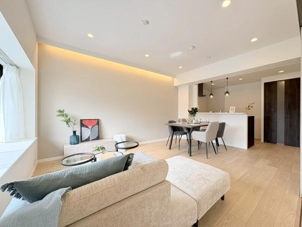 向ヶ丘遊園東ガーデンハウス弐番館の居間・リビング|リビングに面しているバルコニーが南東向きの為窓辺からの日差しが心地良い空間になっています。