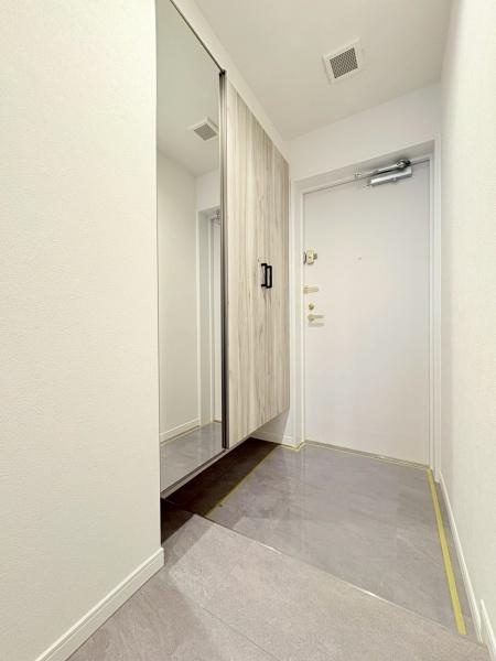 向ヶ丘遊園東ガーデンハウス弐番館の玄関|お出かけ前に全身確認のできる鏡付きシューズクローゼットです！