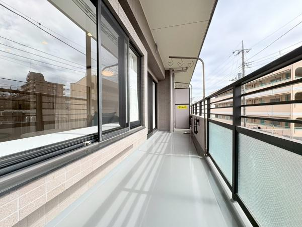 向ヶ丘遊園東ガーデンハウス弐番館のバルコニー|陽当りの良いバルコニーです！前面に棟がない為解放感があります。