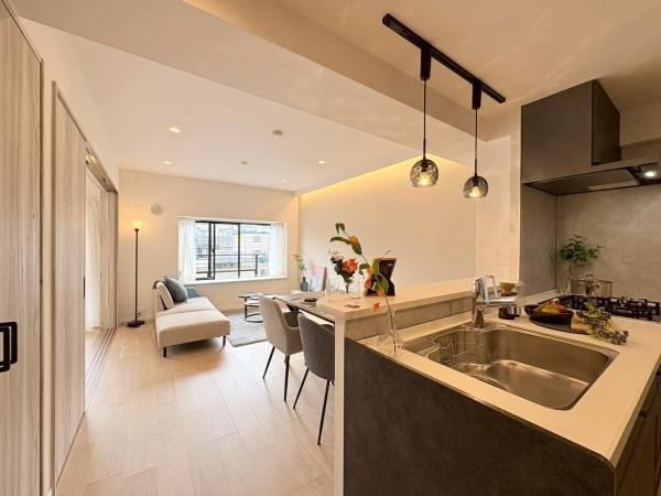 向ヶ丘遊園東ガーデンハウス弐番館の居間・リビング|キッチン側から見たリビングです！ダウンライトが上品さを際立てますね。