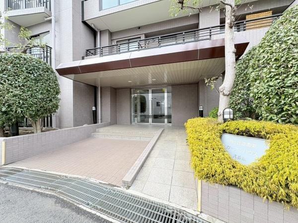 向ヶ丘遊園東ガーデンハウス弐番館のエントランス|エントランス入口です！前面道路も広く車の通りが少ないのでお子様がいるご家族でも安心ですね。スロープがあるので車椅子やベビーカーもスムーズにマンションへ入れます。