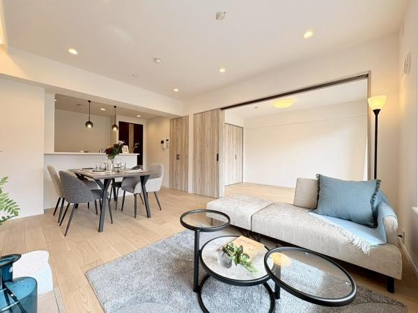 向ヶ丘遊園東ガーデンハウス弐番館の居間・リビング|LDK13.1帖！リビングに繋がる洋室と広々使うこともできます！