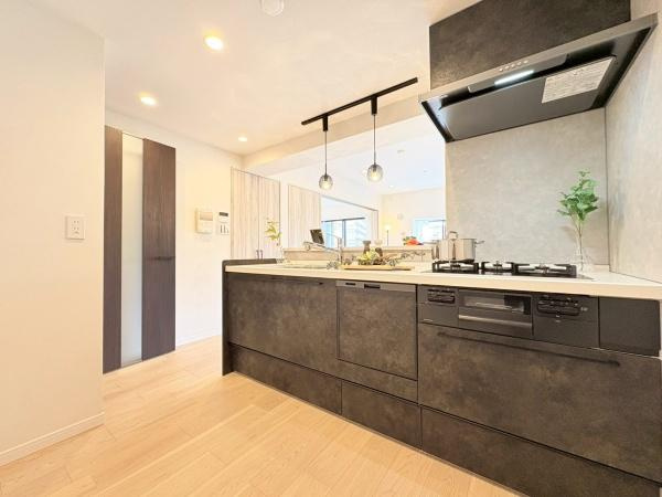 向ヶ丘遊園東ガーデンハウス弐番館のキッチン|対面式キッチンです！食洗器と浄水器付き。